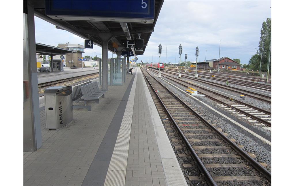 Gleis 5 im Bahnhof Euskirchen. Ausgangspunkt der Bahnlinie nach Bad Münstereifel (2015).