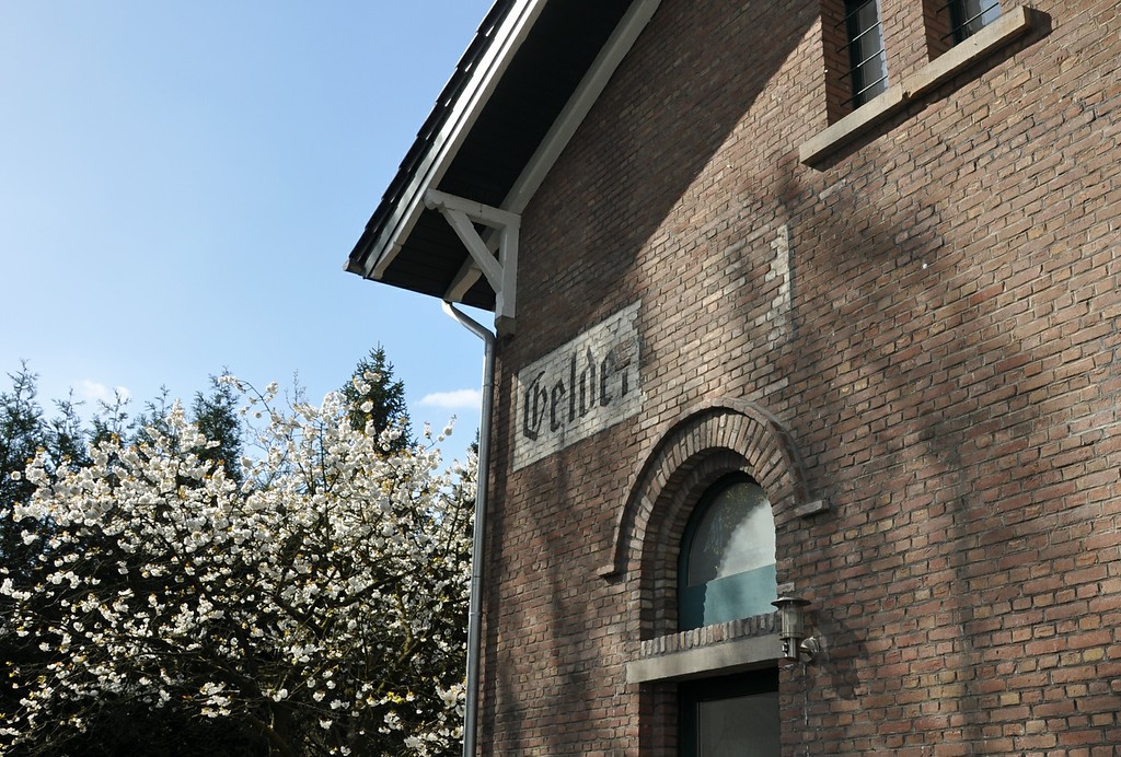 Teilweise erhaltene Inschrift "Geldern" am Empfangsgebäude des Bahnhofs Geldern (C.M.) der Köln-Mindener Eisenbahn (2016).