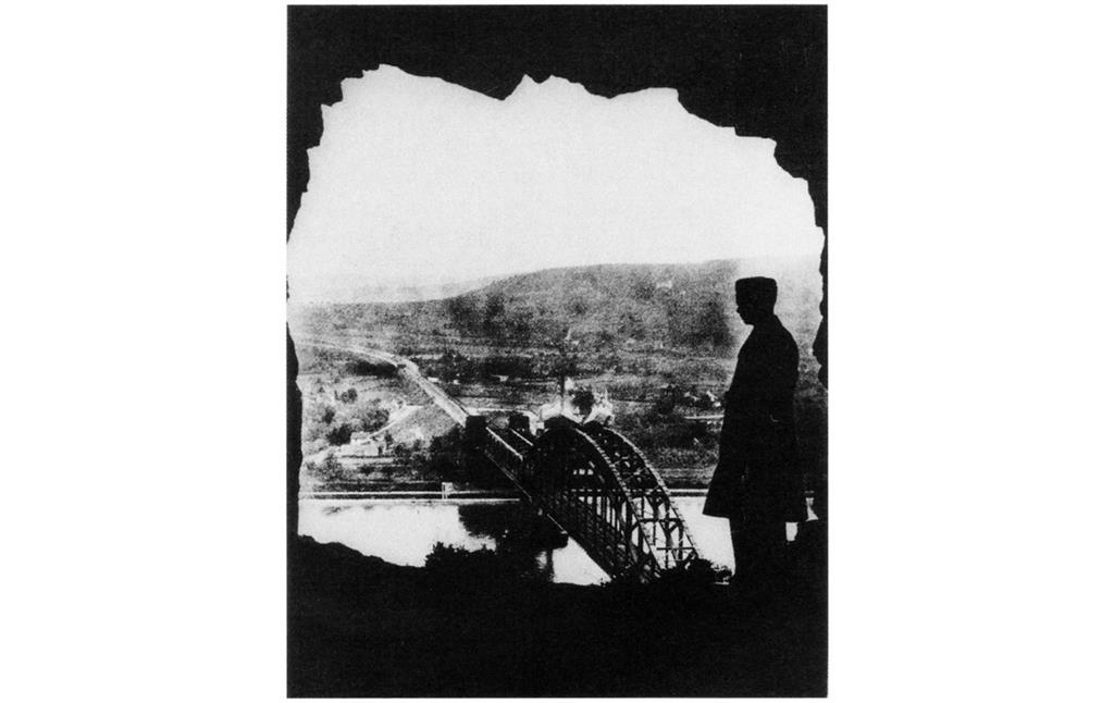 Die Brücke von Remagen kurz vor der Einnahme durch die US-Armee am 7. März 1945 (historische Aufnahme, Landeshauptarchiv Koblenz, Bestand 710, Nr. 7788).