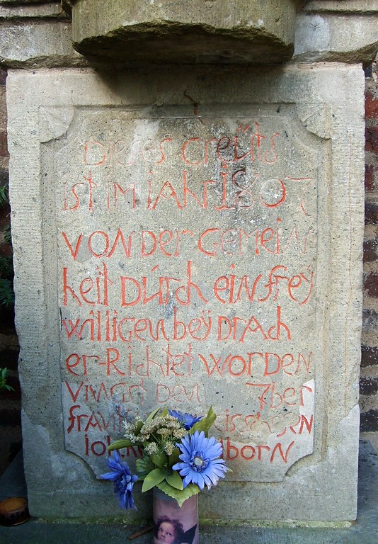 Die Inschriftentafel an einem Hauskreuz von 1807 am Vingster Hof im Kölner Stadtteil Vingst (2011)