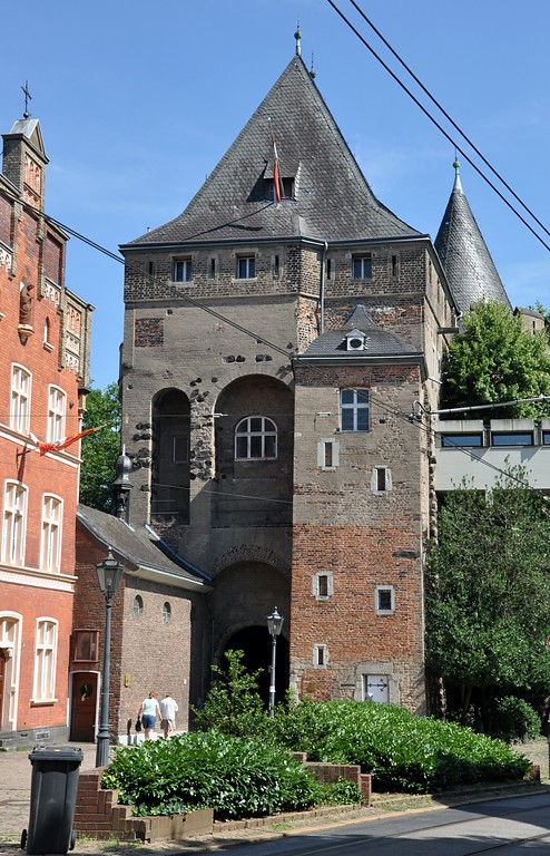 Blick auf das Obertor in Neuss von der Stadtseite aus (2017), zugleich früherer Standort des Augustiner-Chorherrenstifts Neuss.