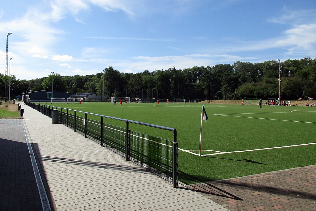 Blick auf das Spielfeld des "Graf-Berghe-von-Trips-Stadions" am Stadtpark Kerpen-Horrem nahe der "Alten Burg" (2022).