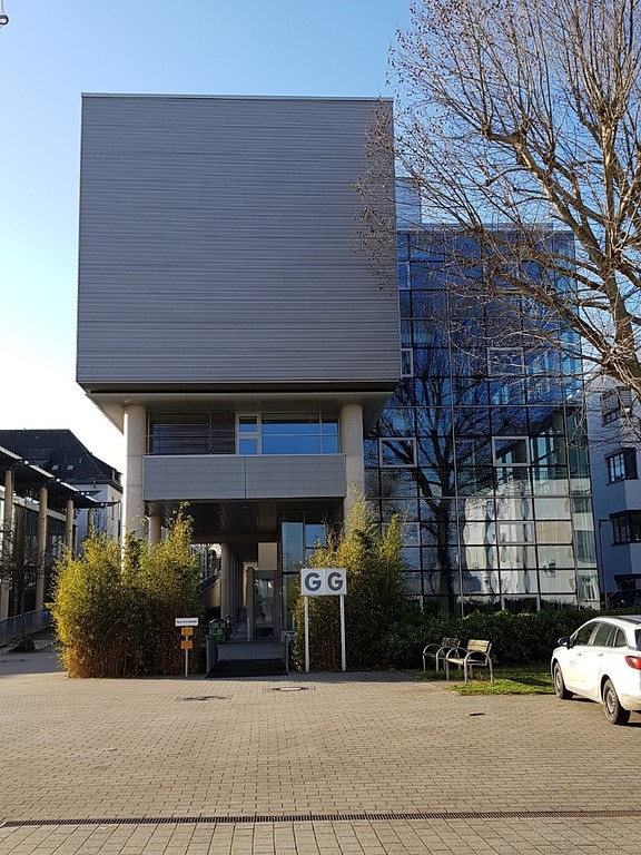 Ansicht von Osten auf das G-Gebäude des Campus Koblenz der Universität Koblenz-Landau (2017).