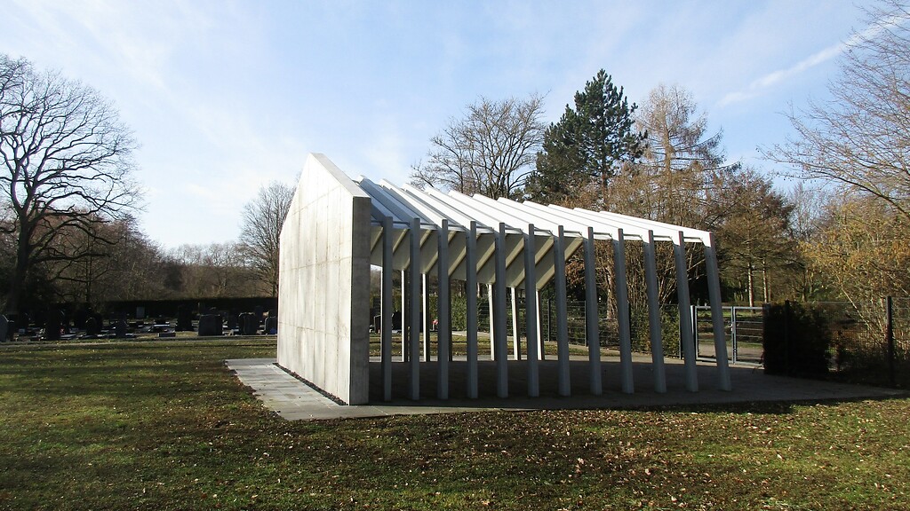 Blick auf die Trauer- und Aussegnungshalle des jüdischen Friedhofs auf dem Waldfriedhof im Kottenforst, Bonn-Röttgen (2021).
