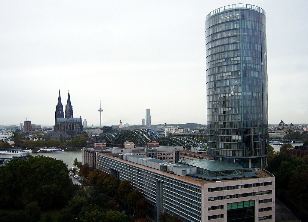 Der Kölner Dom, die Hohenzollernbrücke und das Hochhaus Kölntriangle, Blick aus dem LVR-Hochhaus (2011).