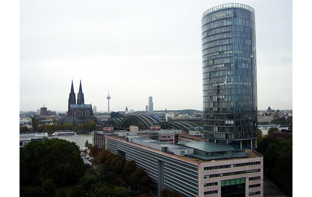 Der Kölner Dom, die Hohenzollernbrücke und das Hochhaus Kölntriangle, Blick aus dem LVR-Hochhaus (2011).