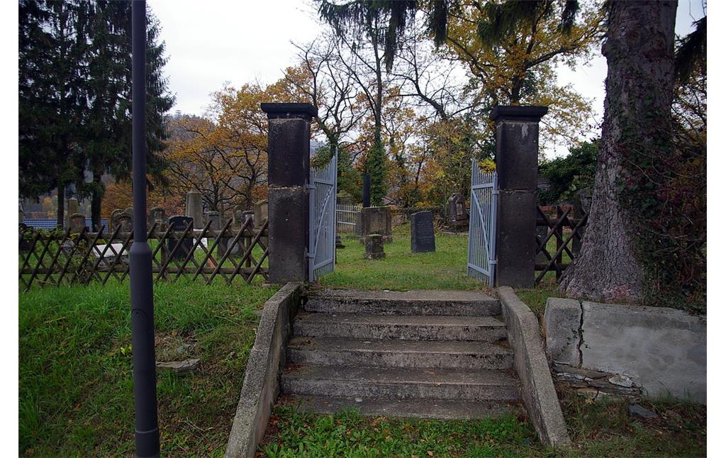 Das offene Tor zum jüdischen Friedhof in Bullay (2009).