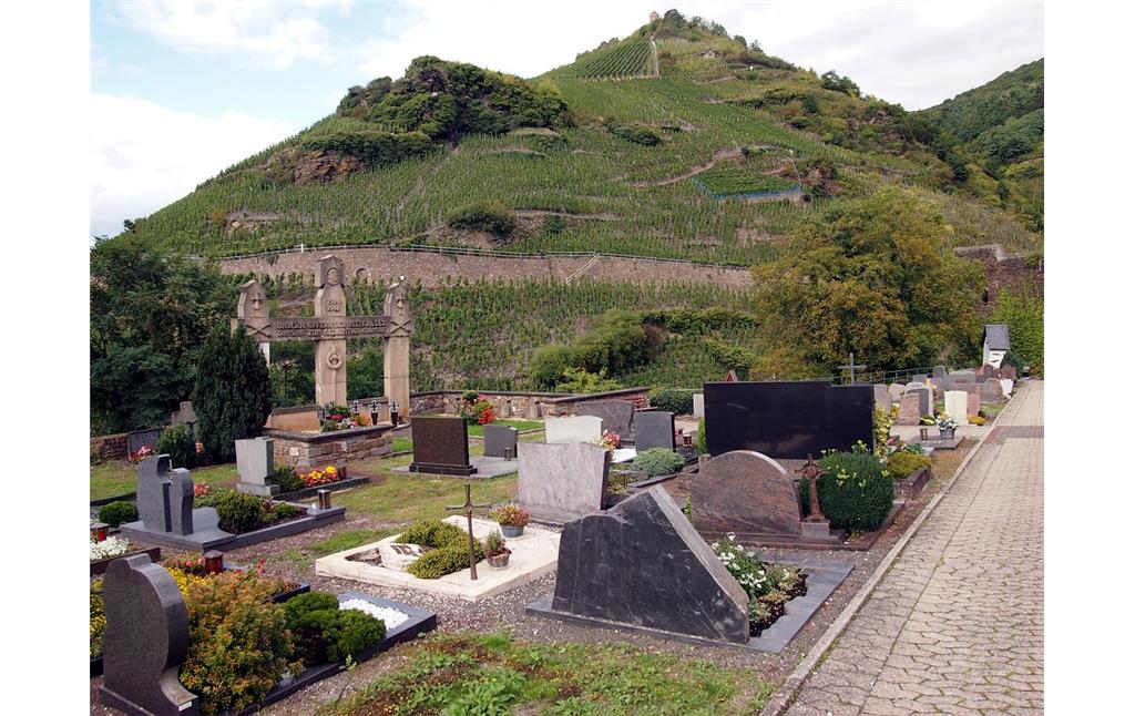 Der Friedhof in Zell an der Mosel mit Kriegerdenkmal (2015).