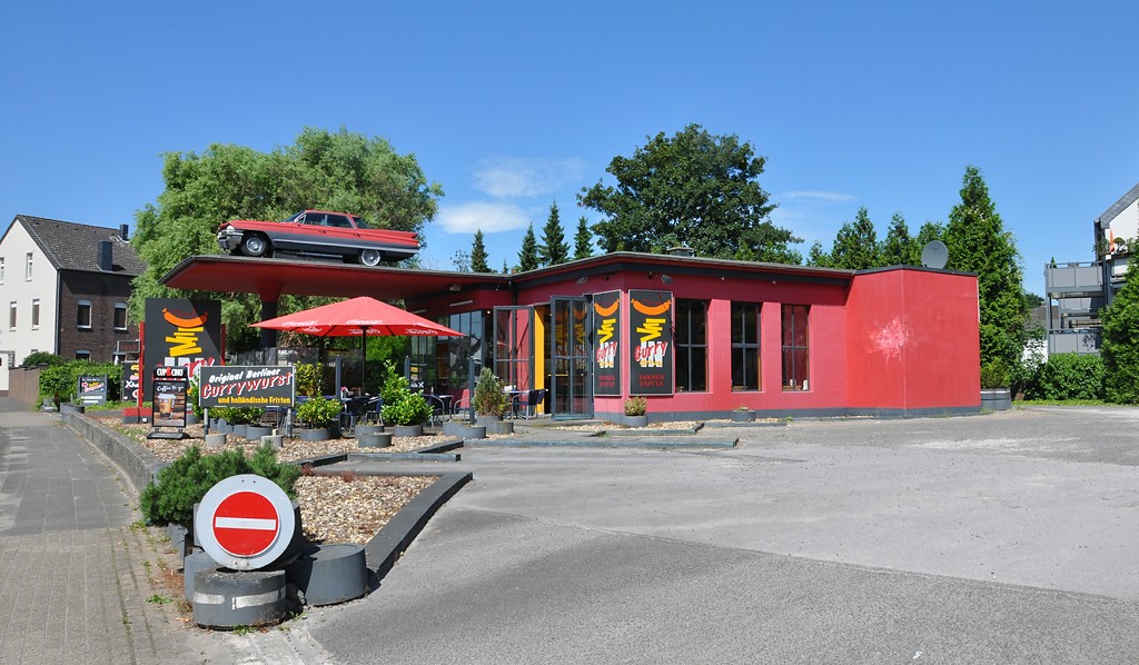 Historische Tankstelle in der Freiheitsstraße in Viersen, heute Schnellrestaurant "Curry-Drive-In" (2017).