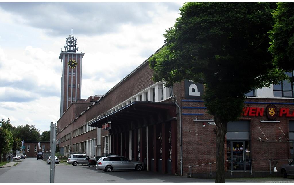 Das zentrale Werksgebäude und der markante Turm der Zellwolle-Werke "Phrix" der Rheinischen Zellwolle AG, heute als modernes Gewerbegebiet erschlossen (2016).