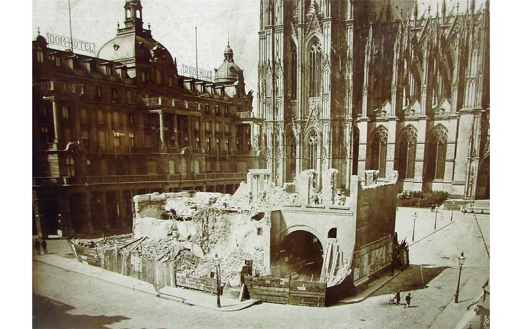 Historische Aufnahme von Abbruch der Kölner "Hacht" im Jahr 1893, im Hintergrund das Dom-Hotel und der Kölner Dom. 1971 wurde dieser Teil der Domplatte "Roncalliplatz" benannt.