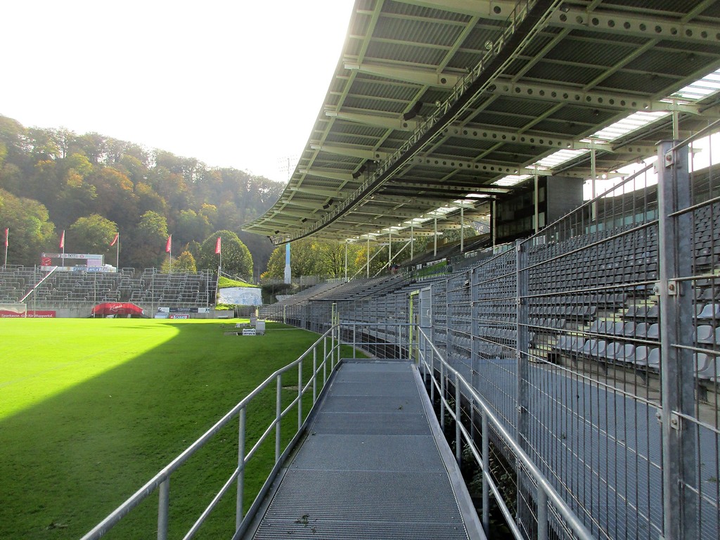Innenansicht der westlichen Haupttribüne im Stadion am Zoo in Wuppertal-Elberfeld (2019).