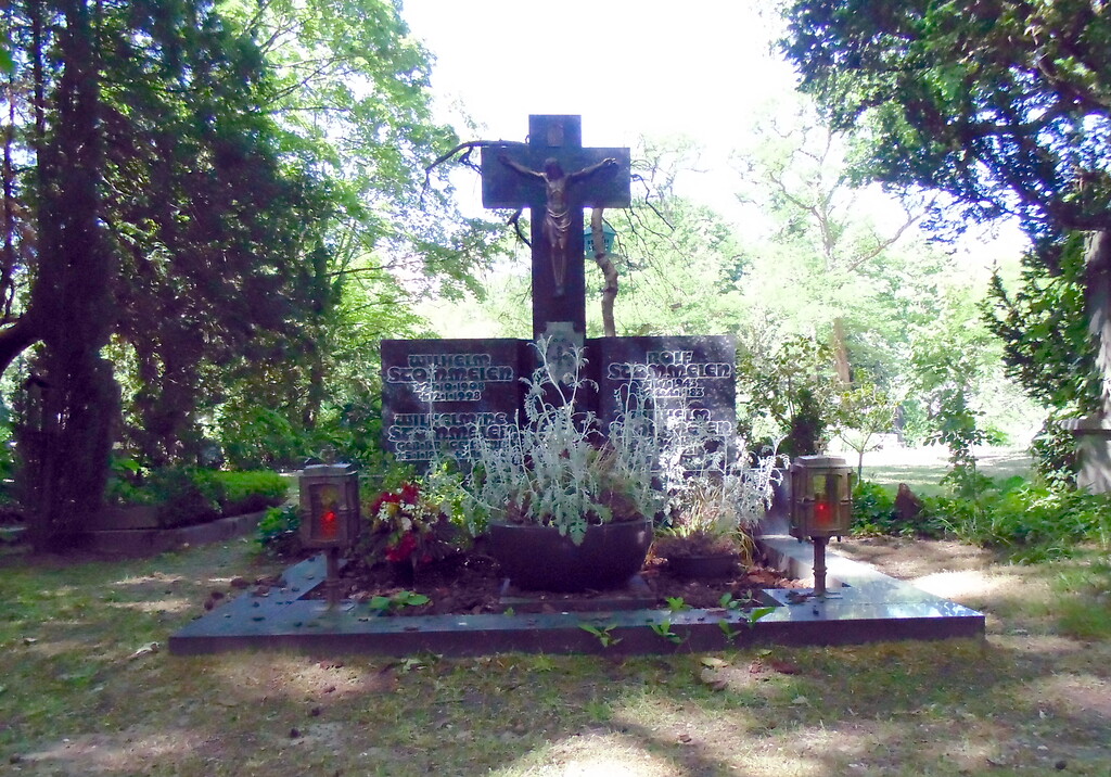 Die Grabstätte der Familie Stommelen auf dem Melatenfriedhof in Köln-Lindenthal (2020), in dem auch der Rennfahrer Rolf Stommelen (1943-1983) seine letzte Ruhestätte fand.