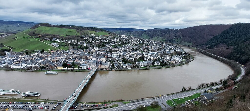 Blick über das Moseltal bei Traben-Trarbach (2022). Aussicht von der Grevenburg, im Bild die Moselbrücke, der Stadtteil Traben und dahinter der Moselberg Mont Royal.