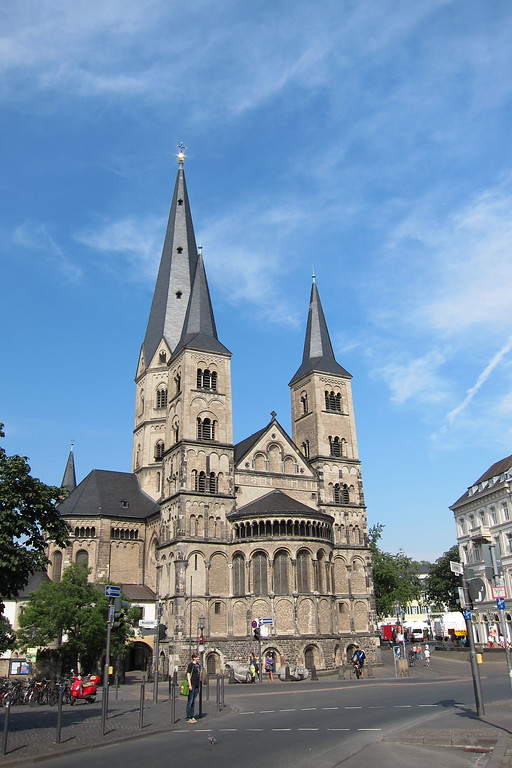 Ostfassade der Katholischen Pfarrkirche Sankt Cassius und Florentius in Bonn (2013)