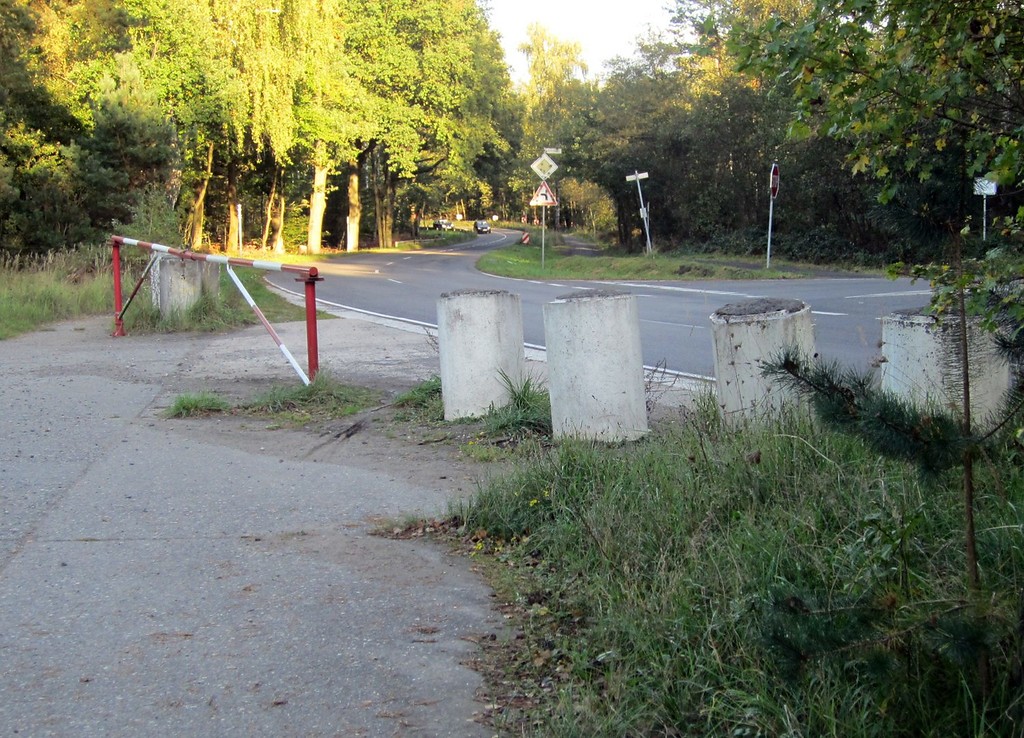 Die Alte Altenrather Straße an der Abzweigung der Straße nach Lohmar und des Planitzweges (2011).