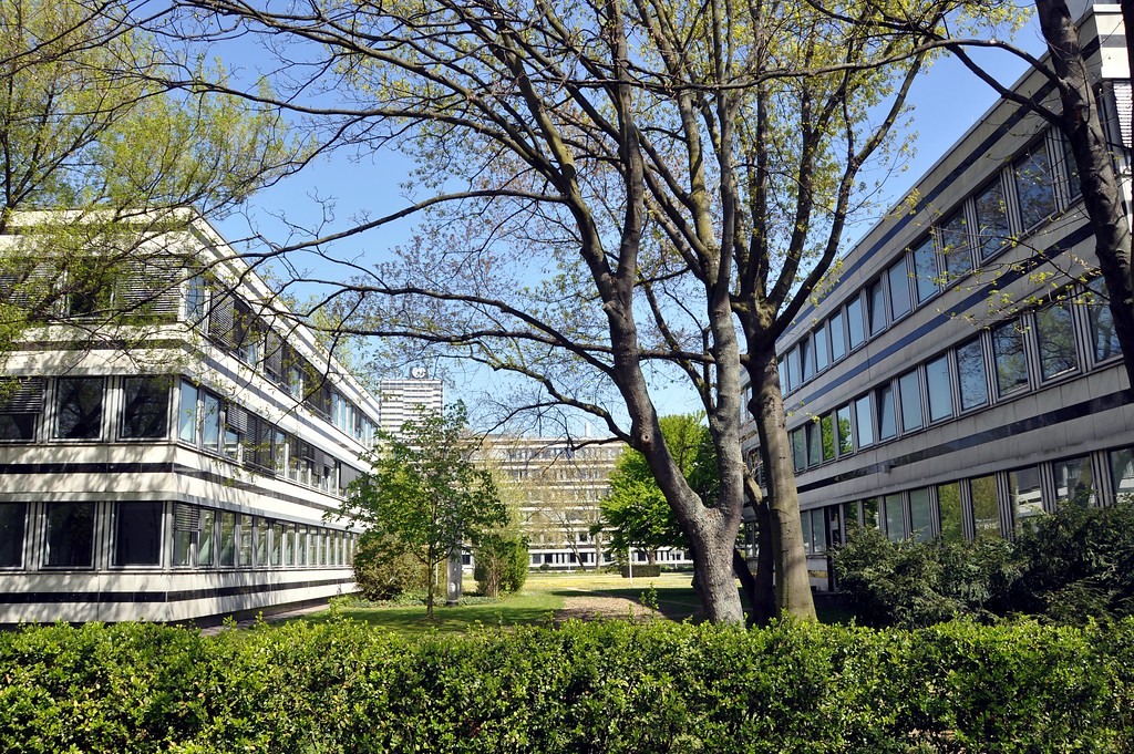 Zwei der Atriumhäuser der Allinzbauten am Tulpenfeld in Bonn von der Friedrich-Ebert-Allee aus gesehen (2015)