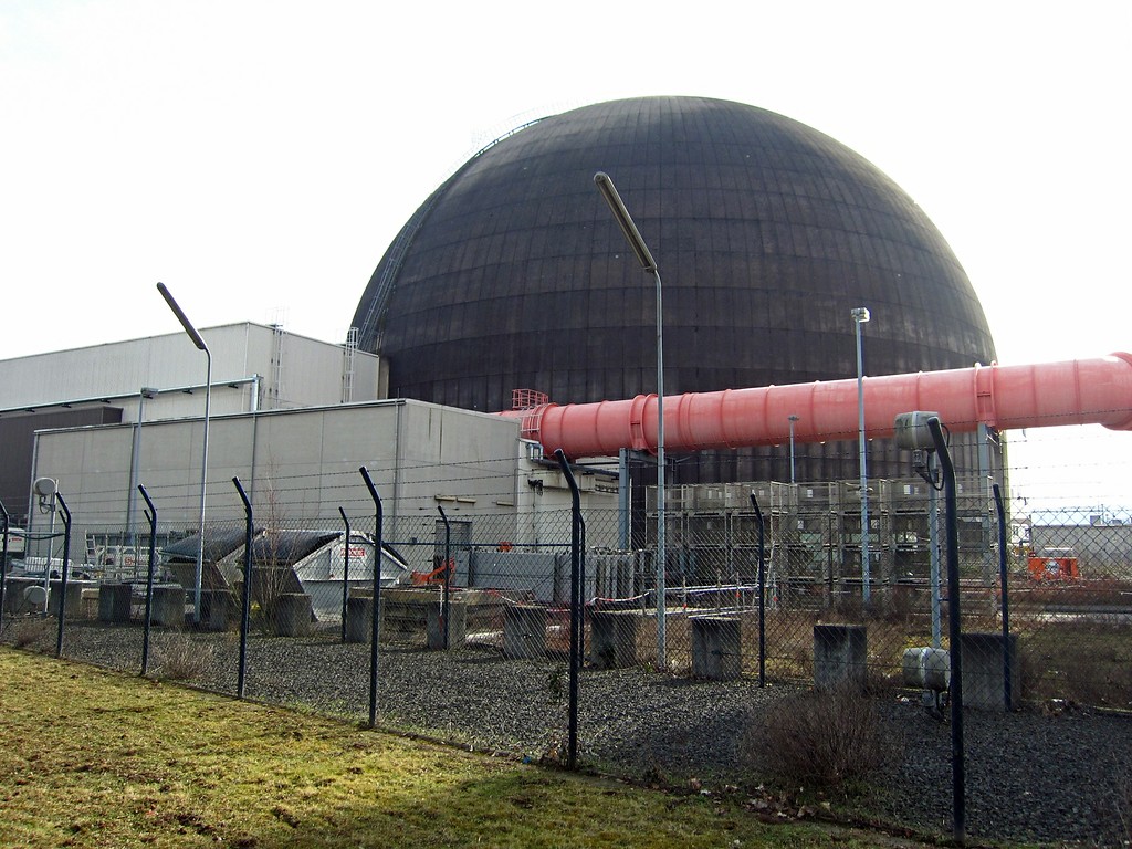 Die kugelförmige Reaktorkuppel des Kernkraftwerks Mülheim-Kärlich, Ansicht aus nördlicher Richtung (2015).
