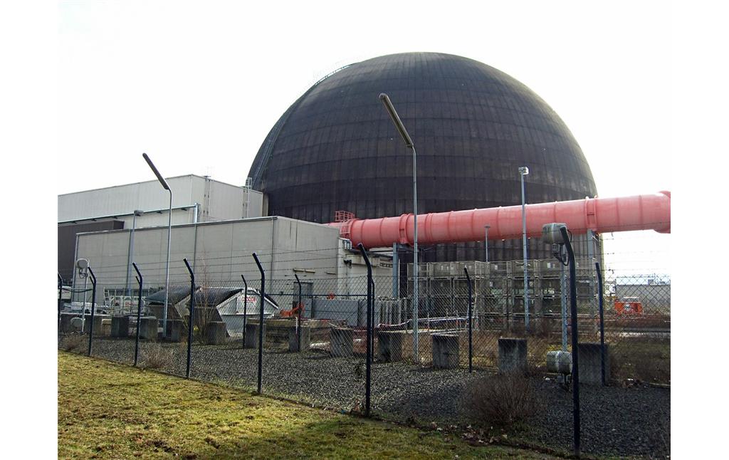 Die kugelförmige Reaktorkuppel des Kernkraftwerks Mülheim-Kärlich, Ansicht aus nördlicher Richtung (2015).
