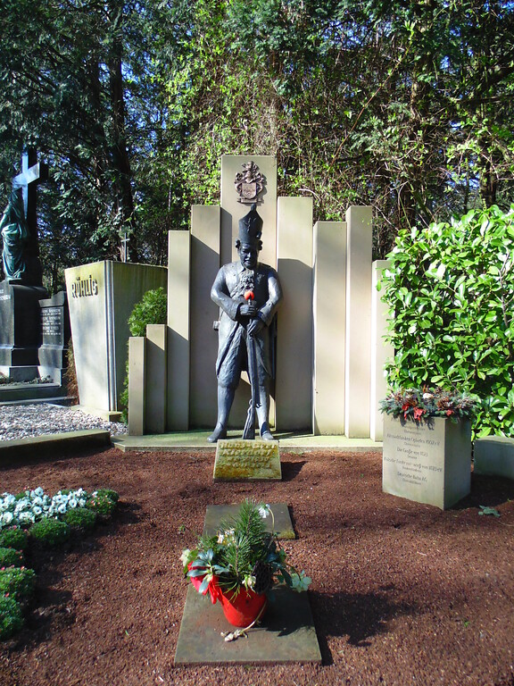 Grabstätte des Kölner Karnevalisten Hans-Gert Kierdorf auf der sogenannten "Millionenallee" auf dem Melatenfriedhof (2020)
