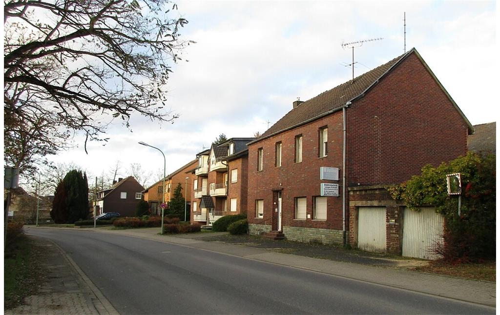 Blick in die Oberstraße von Morschenich, ein Ortsteil der Gemeinde Merzenich im Kreis Düren (2021). Die bereits 2015 nach Morschenich-Neu umgesiedelte Ortschaft sollte dem Braunkohle-Tagebau Hambach weichen, was aber derzeit offen ist.