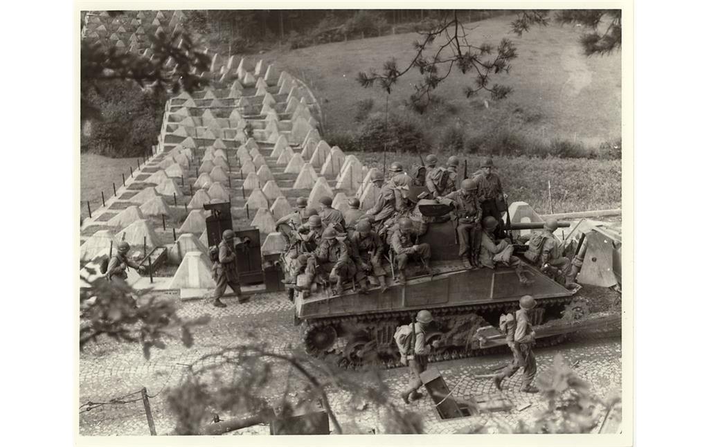Panzersperre über den Grölisbach bei Roetgen (1945)