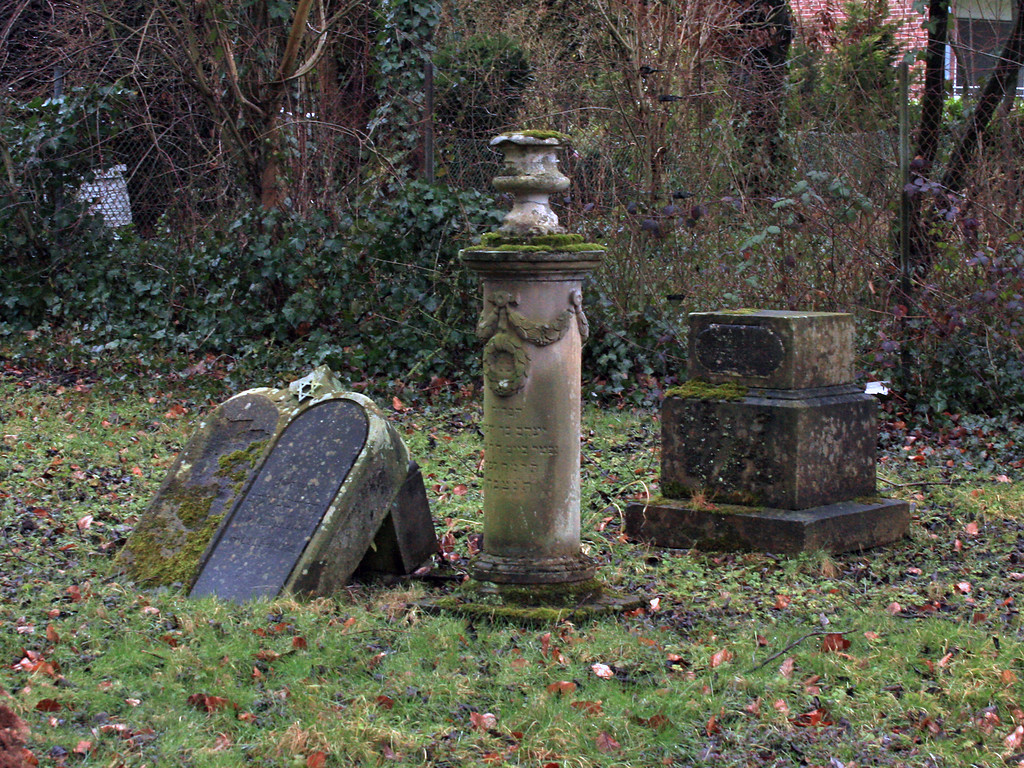 Grabsteine auf dem jüdischen Friedhof Hardter Straße in Mönchengladbach-Rheindahlen (2015).