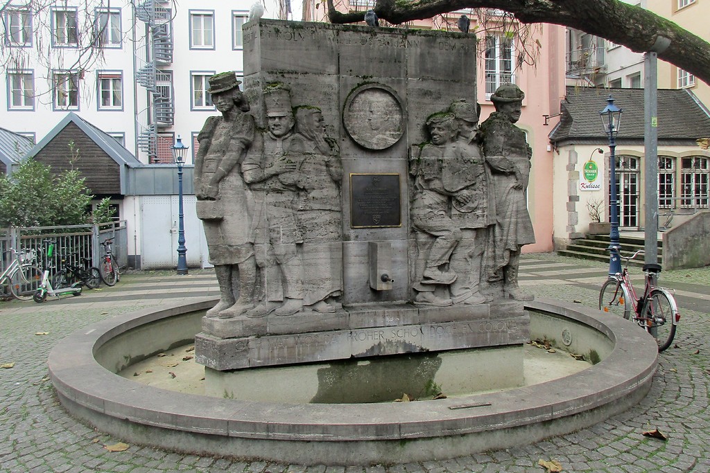 Der Ostermannbrunnen auf dem Ostermannplatz im Kölner Martinsviertel, Altstadt-Nord (2019), nördliche Ansicht des Brunnens.