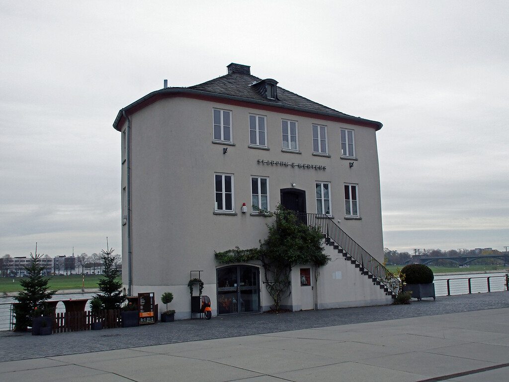 Die Rheinbastion in Köln-Altstadt-Süd, ehemaliger Teil der preußischen Stadtbefestigung (2021). Das Gebäude gilt als südliches Gegenstück zur Bastei am nördlichen Ende der preußischen Wallanlage.