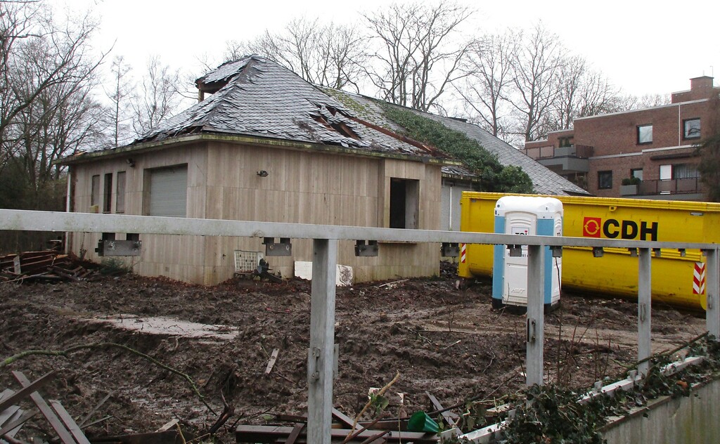 Abbrucharbeiten an der vormaligen Privatvilla von Georg Loos im Schillingsrotter Weg in Köln-Marienburg (2021).