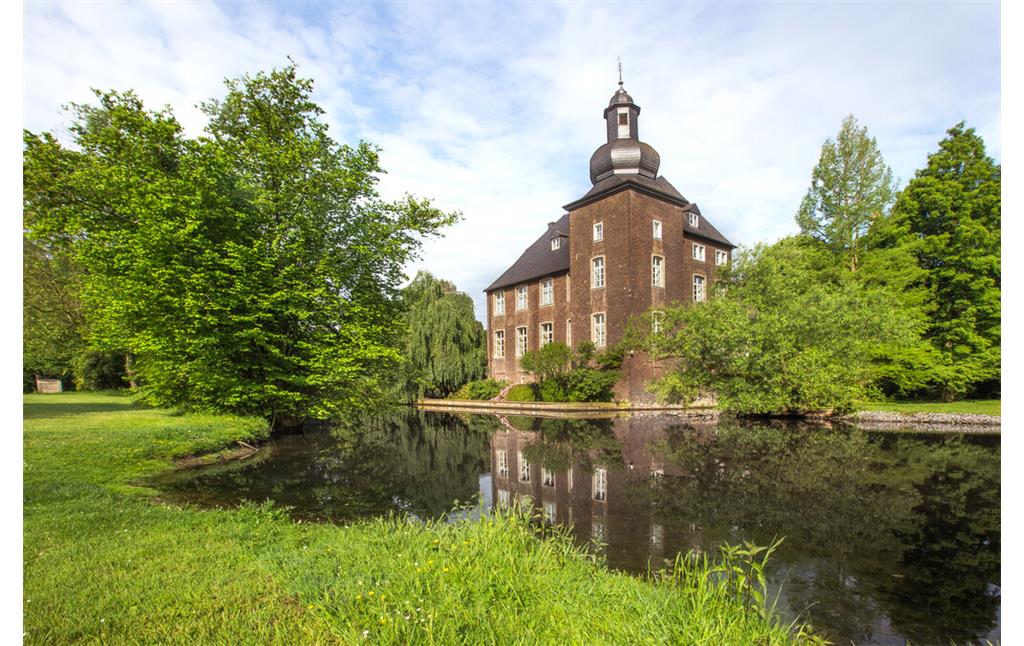 Blick auf das historische Wasserschloss Haus Wohnung in Voerde-Möllen im Kreis Wesel, heute Sitz der Niederrheinischen Akademie (2022). Der einstige Westturm des Gebäudes ist im Zweiten Weltkrieg zerstört worden.