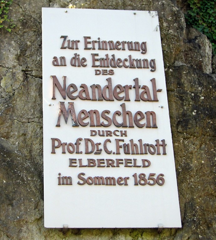 Erinnerungstafel zur Entdeckung des Neandertalers im Jahr 1856; an der Felsformation "Rabenstein" am Zugang zum Fundort des Neandertaler-Fossils (2015).