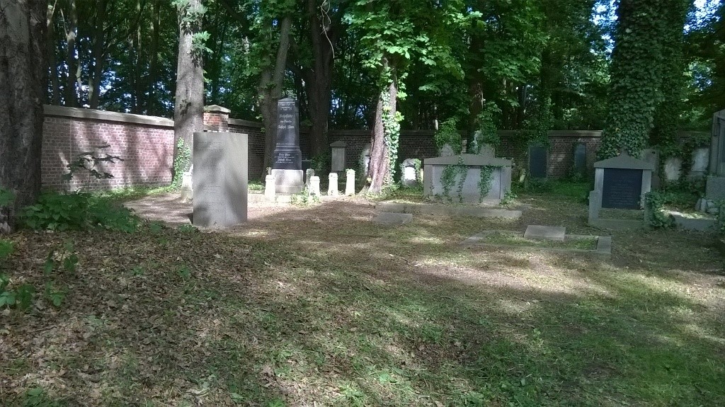 Teil des Gräberfelds auf dem jüdischen Friedhof in Köln-Mülheim (2014)