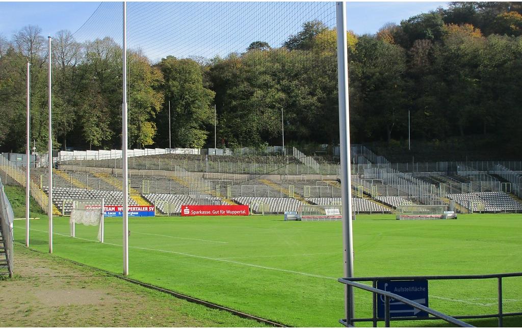 Blick auf die östlichen Tribünen im Stadion am Zoo in Wuppertal-Elberfeld (2019).