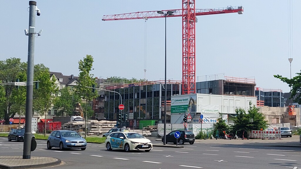 Abrissarbeiten am LVR-Hochhaus und den beiden Riegelbauten A und B in Köln-Deutz, Ansicht vom Auenweg aus (Mai 2023). Das frühere LVR-Hochhaus ist fast komplett abgetragen.