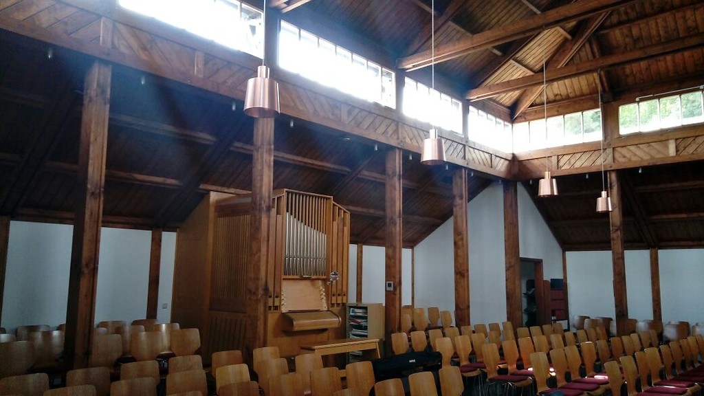 Der Innenraum der evangelischen Kirche in Oberpleis mit Blick auf die Bestühlung und die Orgel (2018)