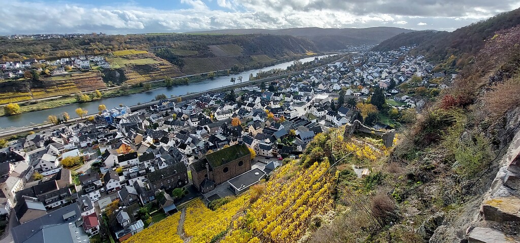 Blick auf den Ort Kobern-Gondorf an der Mosel, links ein Teil von Dieblich (2021), Blick von der Koberner Niederburg aus.
