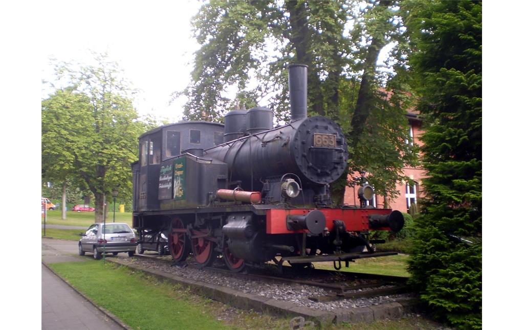 Dampflokomotive 663 vor dem ehemaligen Bahnhof Brüggen (2012)