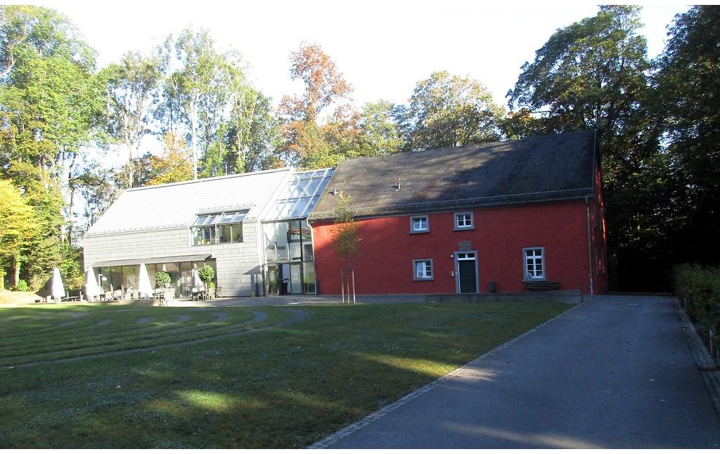 Das Rote Haus bei Schloss Homburg in Nümbrecht (2016). Die ehemalige Zehntscheune ist heute Sitz der Biologischen Station Oberberg, links im Bild ein moderner Anbau.