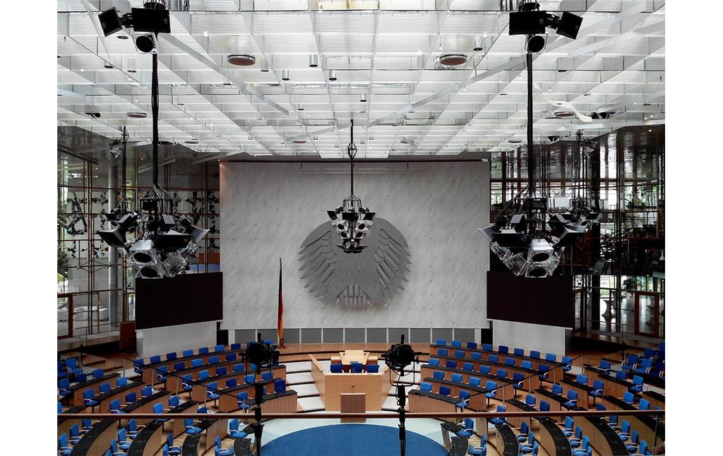 Der ehemalige Plenarsaal in Bonn von der Besucherplattform aus. Hinter dem Platz des Bundestagspräsidenten ist der große Bundesadler ("Fette Henne") zu sehen.
