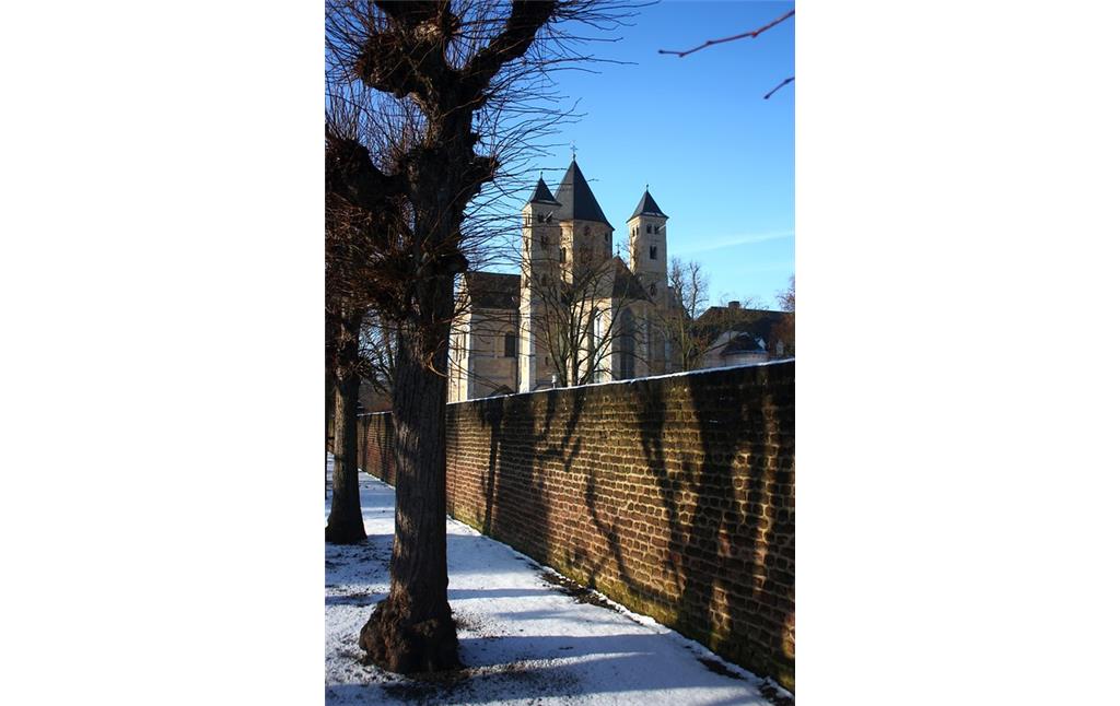Klostermauer und Klosterkirche der ehemaligen Prämonstratenserabtei Knechtsteden bei Dormagen (2017)