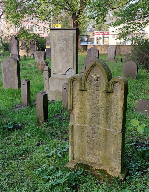 Einzelne Grabsteine auf dem jüdischen Friedhof in Brühl (2023).