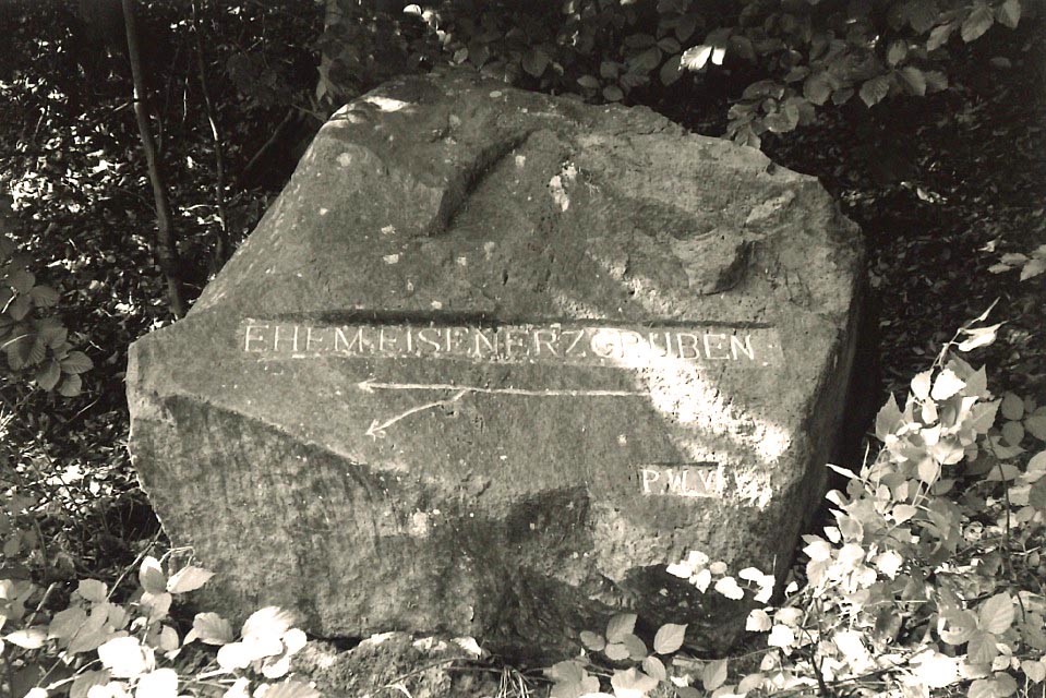 Ritterstein Nr. 30 "Ehem. Eisenerzgruben" bei Bad Bergzabern (1993)