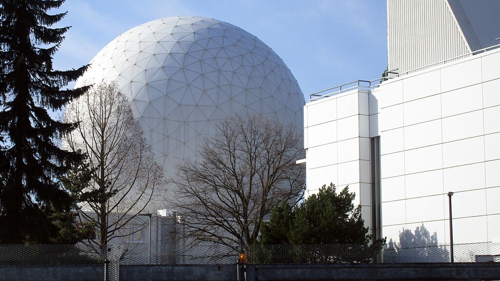 Blick von der Fraunhoferstraße auf die Radarkuppel des "Radar dome" (Radom) des Fraunhofer-Instituts bei Wachtberg-Berkum (2021).