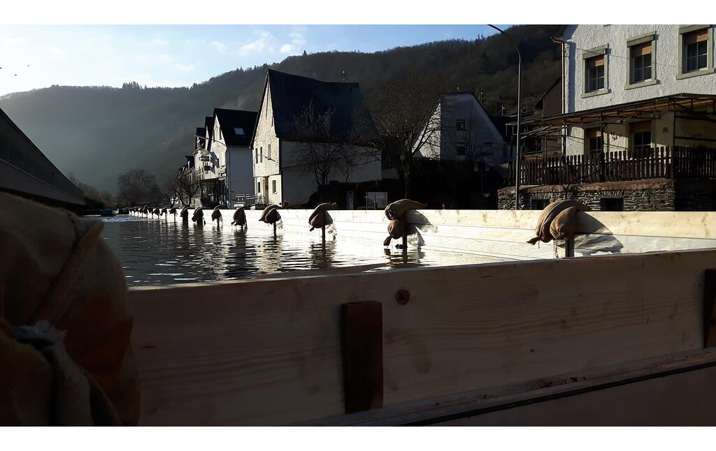 Hochwasserschutz am Moselufer in Briedel. Die Alu-Bohlen wurden noch mit Holzbohlen erhöht, da man ein weiteres Ansteigen befürchtete (Februar 2020)