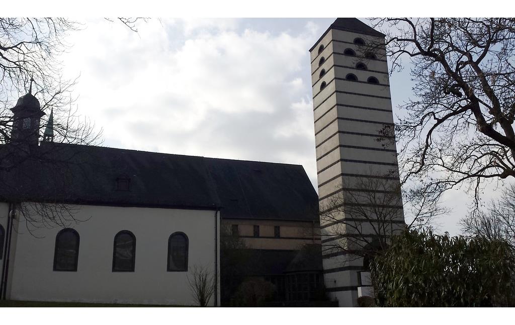 Der Glockenturm der katholischen Pfarrkirche St. Veit in Mayen mit der Verbindung zur Kapelle, Ansicht von der Koblenzer Straße aus (2015).