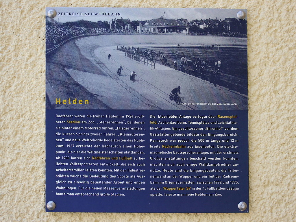 Eine Informationstafel am Stadion am Zoo in Wuppertal-Elberfeld, der Text erinnert an die Steherrennen auf der dortigen Radrennbahn in den 1920er Jahren (2008).