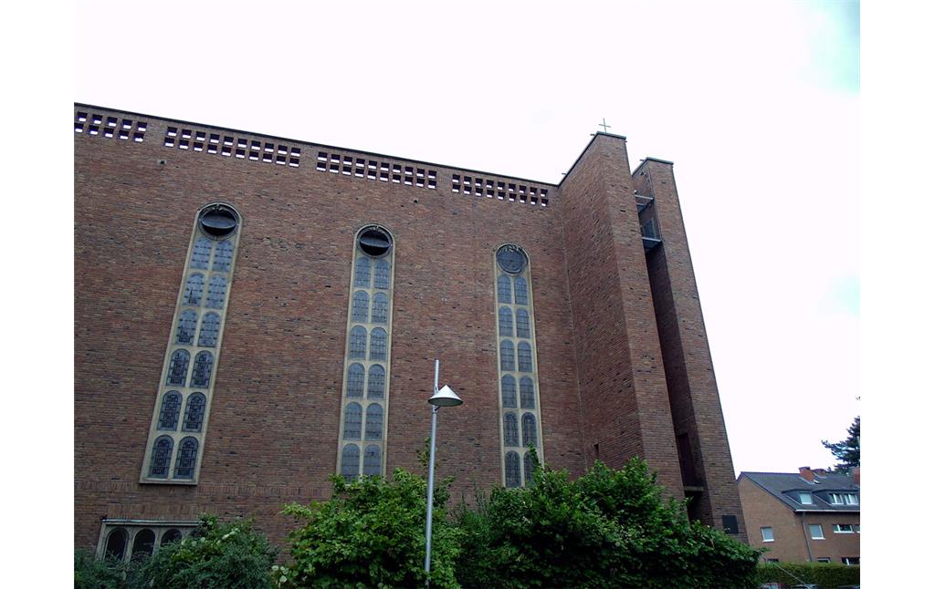 Ansicht von Osten aus auf das Haupthaus der Kirche des Sankt Elisabeth-Krankenhauses Hohenlind in Köln-Lindenthal (2020).
