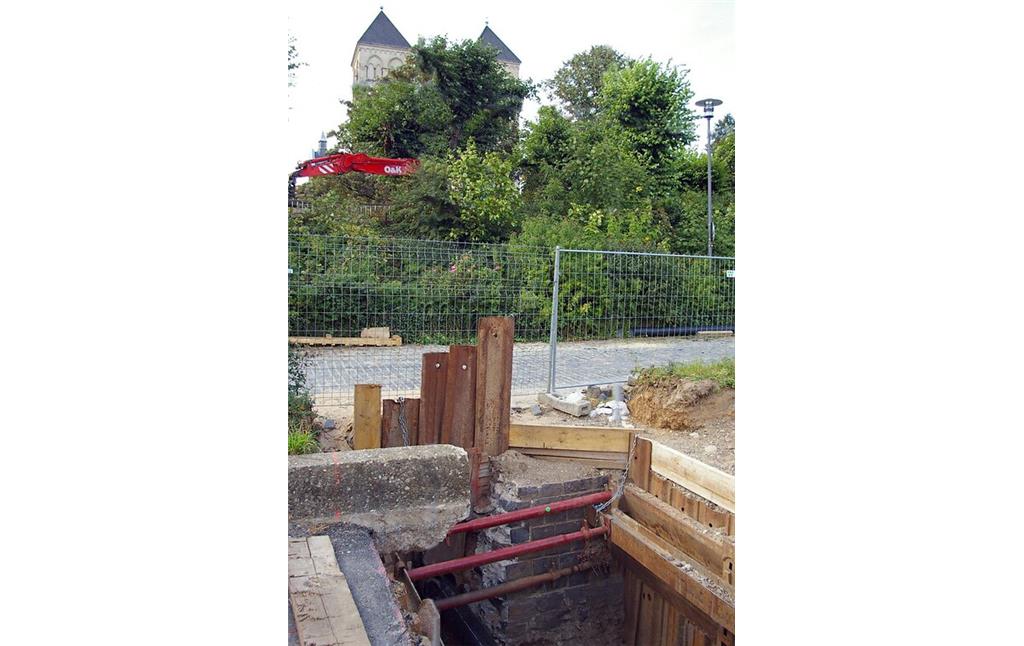 Bei Bauarbeiten 2015 aufgetauchter und zufällig entdeckter Teil der Stützmauer der "Kunibertsrampe", des Wasserflughafens auf dem Rhein auf der Höhe des Stifts Sankt Kunibert (im Bildhintergrund).