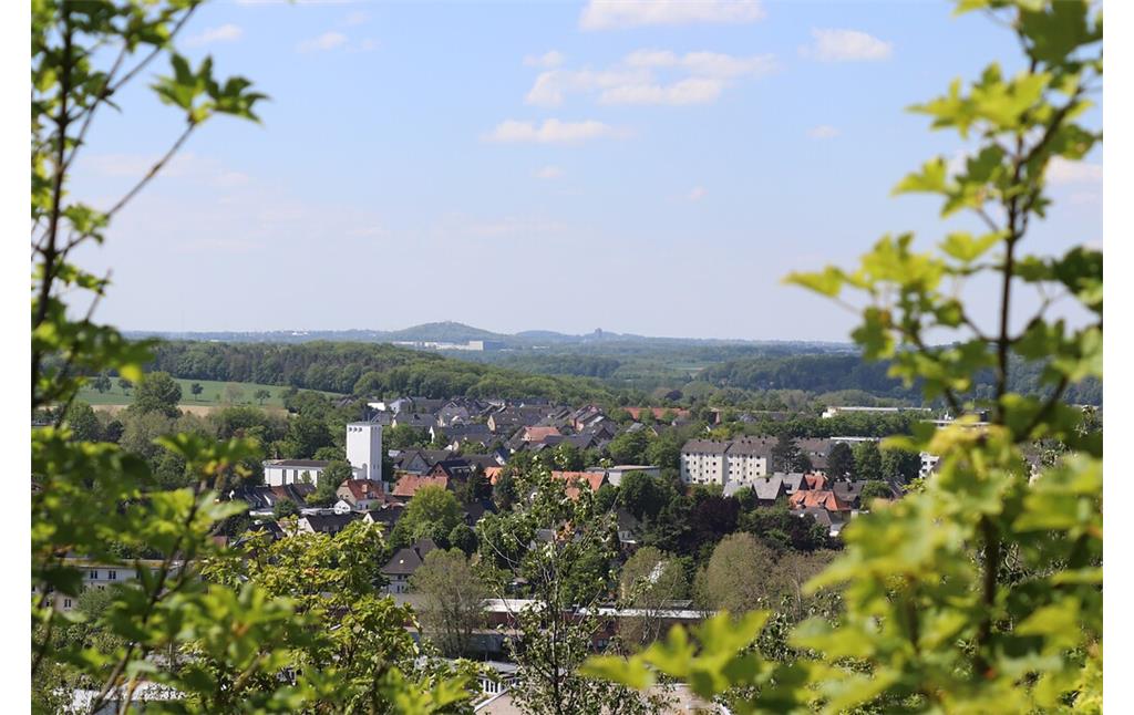 Blick von der Bergehalde der Gewerkschaft Carolus Magnus. Erkennbar ist der Kirchturm der evangelischen Erlöserkirche (2021).